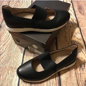 NWT - Vionic Shoes